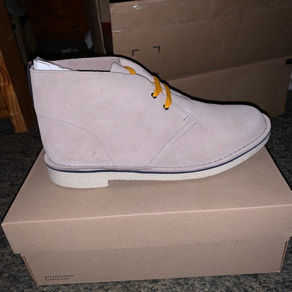 Clarks Bushacre 3 light grey/beige chukka boots